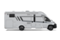 Vista laterale di un camper Carado bianco con porta d’ingresso, finestre e strisce decorative grigie